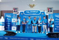 Gubernur NTB, Lalu Muhamad Iqbal (tengah) pose bersama usai konferensi pers terkait POCARI SWEAT Run Lombok 2025, di Pendopo Gubernur NTB, Rabu (20/8/2025).