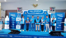 Gubernur NTB, Lalu Muhamad Iqbal (tengah) pose bersama usai konferensi pers terkait POCARI SWEAT Run Lombok 2025, di Pendopo Gubernur NTB, Rabu (20/8/2025).