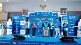 Gubernur NTB, Lalu Muhamad Iqbal (tengah) pose bersama usai konferensi pers terkait POCARI SWEAT Run Lombok 2025, di Pendopo Gubernur NTB, Rabu (20/8/2025).