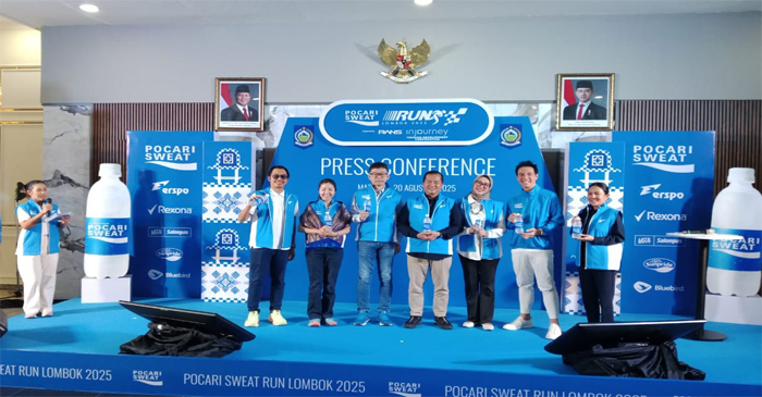Gubernur NTB, Lalu Muhamad Iqbal (tengah) pose bersama usai konferensi pers terkait POCARI SWEAT Run Lombok 2025, di Pendopo Gubernur NTB, Rabu (20/8/2025).