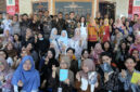 Sekjen DPD RI, Komjen Pol Mohammad Iqbal pose bersama di sela-sela kegiatan literasi bertema ‘’Membaca untuk Bertumbuh–Let’s chill in the garden with some books”.