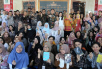 Sekjen DPD RI, Komjen Pol Mohammad Iqbal pose bersama di sela-sela kegiatan literasi bertema ‘’Membaca untuk Bertumbuh–Let’s chill in the garden with some books”.