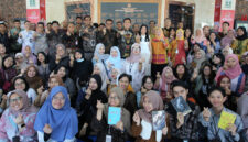 Sekjen DPD RI, Komjen Pol Mohammad Iqbal pose bersama di sela-sela kegiatan literasi bertema ‘’Membaca untuk Bertumbuh–Let’s chill in the garden with some books”.