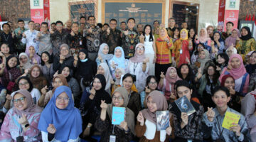 Sekjen DPD RI, Komjen Pol Mohammad Iqbal pose bersama di sela-sela kegiatan literasi bertema ‘’Membaca untuk Bertumbuh–Let’s chill in the garden with some books”.