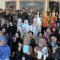 Sekjen DPD RI, Komjen Pol Mohammad Iqbal pose bersama di sela-sela kegiatan literasi bertema ‘’Membaca untuk Bertumbuh–Let’s chill in the garden with some books”.