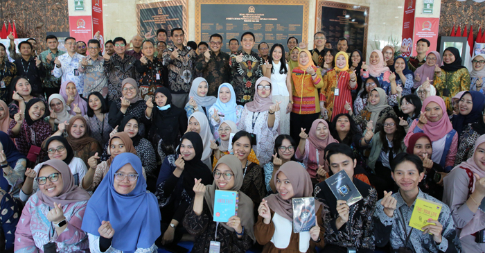 Sekjen DPD RI, Komjen Pol Mohammad Iqbal pose bersama di sela-sela kegiatan literasi bertema ‘’Membaca untuk Bertumbuh–Let’s chill in the garden with some books”.