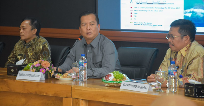 Gubernur NTB, Lalu Muhamad Iqbal (tengah) saat membuka rapat pembahasan segmen batas daerah Lombok Tengah (Loteng)–Lombok Barat (Lobar), di Aula Rapat Tambora, Kantor Gubernur NTB, Kamis (28/8/2025).