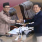 Wakil Ketua III DPRD Lombok Tengah, H Uhibbusa Adi, ST saat menerima dokumen pandangan umum terhadap Nota Keuangan dan Ranperda tentang Perubahan APBD Tahun Anggaran 2025.