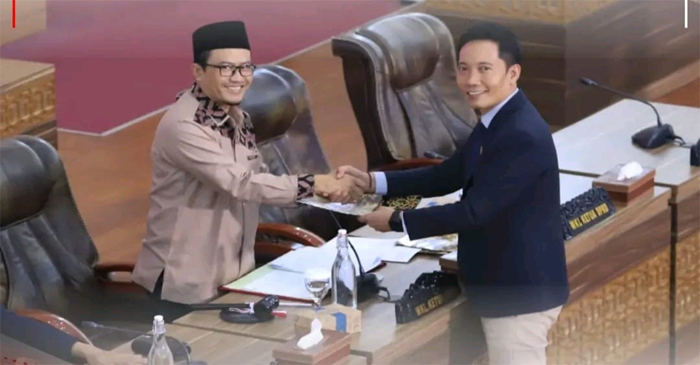 Wakil Ketua III DPRD Lombok Tengah, H Uhibbusa Adi, ST saat menerima dokumen pandangan umum terhadap Nota Keuangan dan Ranperda tentang Perubahan APBD Tahun Anggaran 2025.
