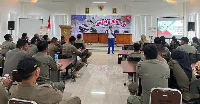 Satria Wiman Jaya, selaku Instruktur Safety Riding Astra Motor NTB saat memberikan materi mengenai postur berkendara yang benar, teknik pengereman aman, etika berkendara di jalan, prediksi bahaya dan antisipasi potensi bahaya lalu lintas.