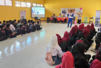 Satria Wiman Jaya, selaku Instruktur Safety Riding Astra Motor NTB saat memberikan materi teori kepada para siswa-siswi SMKN 1 Gerung tentang safety riding. 