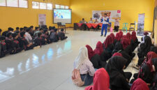 Satria Wiman Jaya, selaku Instruktur Safety Riding Astra Motor NTB saat memberikan materi teori kepada para siswa-siswi SMKN 1 Gerung tentang safety riding. 