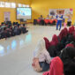 Satria Wiman Jaya, selaku Instruktur Safety Riding Astra Motor NTB saat memberikan materi teori kepada para siswa-siswi SMKN 1 Gerung tentang safety riding. 