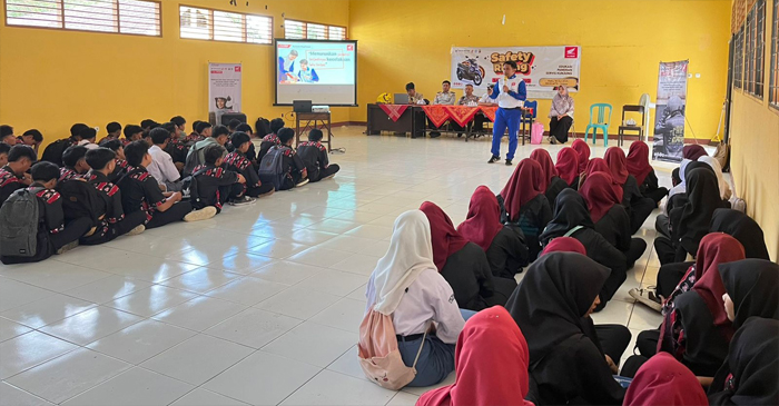 Satria Wiman Jaya, selaku Instruktur Safety Riding Astra Motor NTB saat memberikan materi teori kepada para siswa-siswi SMKN 1 Gerung tentang safety riding. 
