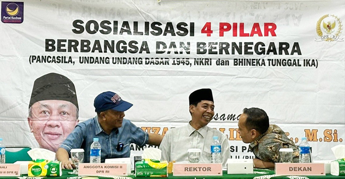 Anggota MPR RI Dapil NTB II/Pulau Lombok, H Fauzan Khalid (kiri) saat kegiatan Sosialisasi Empat Pilar MPR di Kampus UMMAT. 