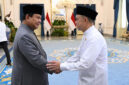 Wakil Ketua Dewan Perwakilan Daerah Republik Indonesia (DPD RI), Tamsil Linrung berjabat tangan dengan Presiden Prabowo Subianto.