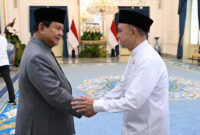 Wakil Ketua Dewan Perwakilan Daerah Republik Indonesia (DPD RI), Tamsil Linrung berjabat tangan dengan Presiden Prabowo Subianto.