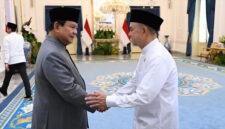 Wakil Ketua Dewan Perwakilan Daerah Republik Indonesia (DPD RI), Tamsil Linrung berjabat tangan dengan Presiden Prabowo Subianto.