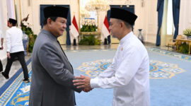 Wakil Ketua Dewan Perwakilan Daerah Republik Indonesia (DPD RI), Tamsil Linrung berjabat tangan dengan Presiden Prabowo Subianto.