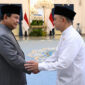 Wakil Ketua Dewan Perwakilan Daerah Republik Indonesia (DPD RI), Tamsil Linrung berjabat tangan dengan Presiden Prabowo Subianto.