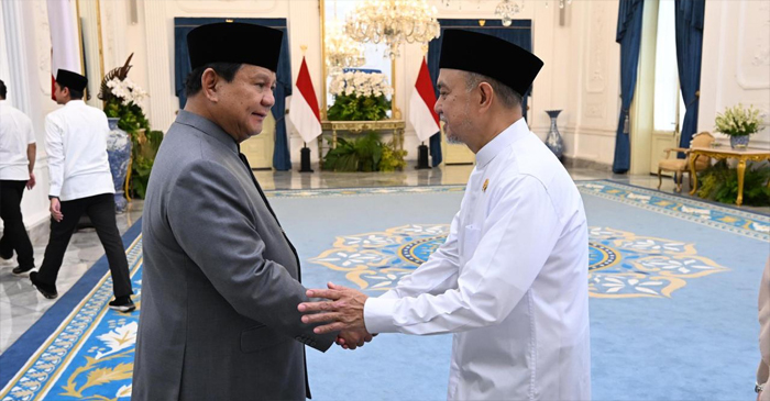 Wakil Ketua Dewan Perwakilan Daerah Republik Indonesia (DPD RI), Tamsil Linrung berjabat tangan dengan Presiden Prabowo Subianto.
