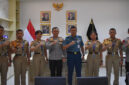 Taruna dan Taruni tingkat III Angkatan 72 Akademi Angkatan Laut (AAL) saat pose bersama di sela-sela kegiatan audiensi dengan Wakapolda NTB, Brigjen Pol Hari Nugroho.