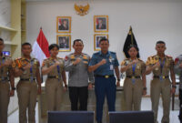 Taruna dan Taruni tingkat III Angkatan 72 Akademi Angkatan Laut (AAL) saat pose bersama di sela-sela kegiatan audiensi dengan Wakapolda NTB, Brigjen Pol Hari Nugroho.