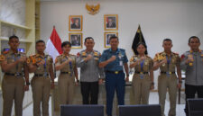 Taruna dan Taruni tingkat III Angkatan 72 Akademi Angkatan Laut (AAL) saat pose bersama di sela-sela kegiatan audiensi dengan Wakapolda NTB, Brigjen Pol Hari Nugroho.