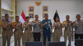 Taruna dan Taruni tingkat III Angkatan 72 Akademi Angkatan Laut (AAL) saat pose bersama di sela-sela kegiatan audiensi dengan Wakapolda NTB, Brigjen Pol Hari Nugroho.