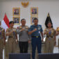 Taruna dan Taruni tingkat III Angkatan 72 Akademi Angkatan Laut (AAL) saat pose bersama di sela-sela kegiatan audiensi dengan Wakapolda NTB, Brigjen Pol Hari Nugroho.