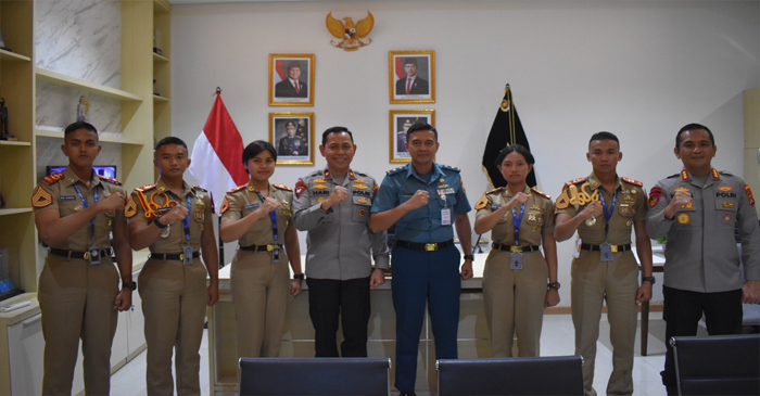 Taruna dan Taruni tingkat III Angkatan 72 Akademi Angkatan Laut (AAL) saat pose bersama di sela-sela kegiatan audiensi dengan Wakapolda NTB, Brigjen Pol Hari Nugroho.
