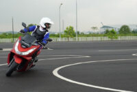 Pihak Astra Motor NTB memberikan edukasi kepada masyarakat terkait teknik menikung yang aman menggunakan metode Lean with The Bike, di mana pengendara dan motor berada pada posisi tegak lurus.