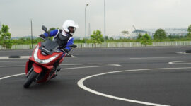 Pihak Astra Motor NTB memberikan edukasi kepada masyarakat terkait teknik menikung yang aman menggunakan metode Lean with The Bike, di mana pengendara dan motor berada pada posisi tegak lurus.