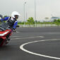 Pihak Astra Motor NTB memberikan edukasi kepada masyarakat terkait teknik menikung yang aman menggunakan metode Lean with The Bike, di mana pengendara dan motor berada pada posisi tegak lurus.
