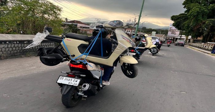 Ini tips bawa barang dengan sepeda motor agar nyaman dan aman.