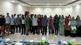 pose bersama di sela-sela kegiatan Seminar Nasional Jurnalistik dan Citizen Journalism di Universitas Muhammadiyah Mataram (UMMAT), pada Senin (4/8/2025).