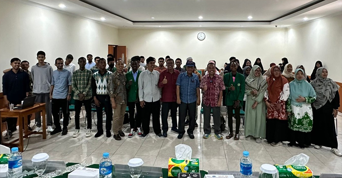 pose bersama di sela-sela kegiatan Seminar Nasional Jurnalistik dan Citizen Journalism di Universitas Muhammadiyah Mataram (UMMAT), pada Senin (4/8/2025).