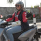 Salah seorang pengendara saat mengendarai motor listrik premium futuristik Honda CUV e: