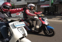Terlihat pengendara saat mengendarai motor listrik premium futuristik Honda EM1.