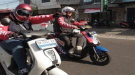 Terlihat pengendara saat mengendarai motor listrik premium futuristik Honda EM1.