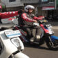 Terlihat pengendara saat mengendarai motor listrik premium futuristik Honda EM1.
