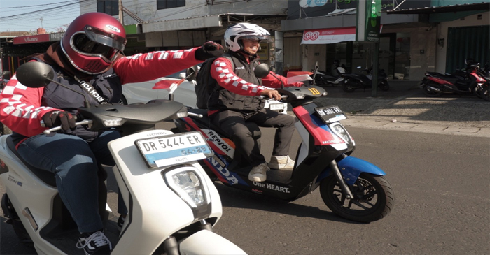 Terlihat pengendara saat mengendarai motor listrik premium futuristik Honda EM1.