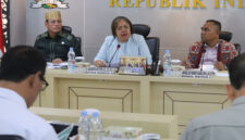 Komite II DDP RI saat rapat kerja (Raker) bersama Mentan, Andi Amran Sulaiman, di Ruang Kutai, Gedung DPD RI, Kompleks Parlemen Senayan, Jakarta, Senin (15/9/2025).