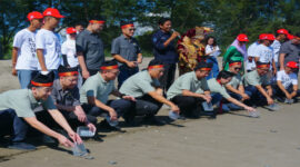 Suasana penanaman 16.000 mangrove bakau di Kawasan Pantai Pasir Jambak dan Desa Wisata Teluk Buo, Sumatera Barat (22/8/2025).