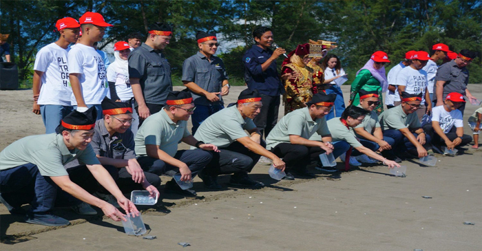 Suasana penanaman 16.000 mangrove bakau di Kawasan Pantai Pasir Jambak dan Desa Wisata Teluk Buo, Sumatera Barat (22/8/2025).