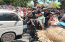 Ratusan warga Bonjeruk, Kabupaten Lombok Tengah, yang merupakan keluarga dari almarhum Brigadir Esco Faska Rely mendatangi Mapolda NTB, pada Kamis (11/9/2025).