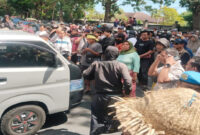 Ratusan warga Bonjeruk, Kabupaten Lombok Tengah, yang merupakan keluarga dari almarhum Brigadir Esco Faska Rely mendatangi Mapolda NTB, pada Kamis (11/9/2025).