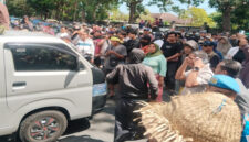 Ratusan warga Bonjeruk, Kabupaten Lombok Tengah, yang merupakan keluarga dari almarhum Brigadir Esco Faska Rely mendatangi Mapolda NTB, pada Kamis (11/9/2025).
