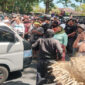 Ratusan warga Bonjeruk, Kabupaten Lombok Tengah, yang merupakan keluarga dari almarhum Brigadir Esco Faska Rely mendatangi Mapolda NTB, pada Kamis (11/9/2025).