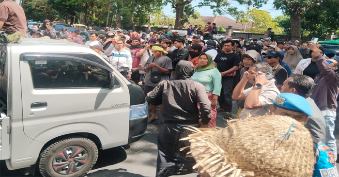 Ratusan warga Bonjeruk, Kabupaten Lombok Tengah, yang merupakan keluarga dari almarhum Brigadir Esco Faska Rely mendatangi Mapolda NTB, pada Kamis (11/9/2025).